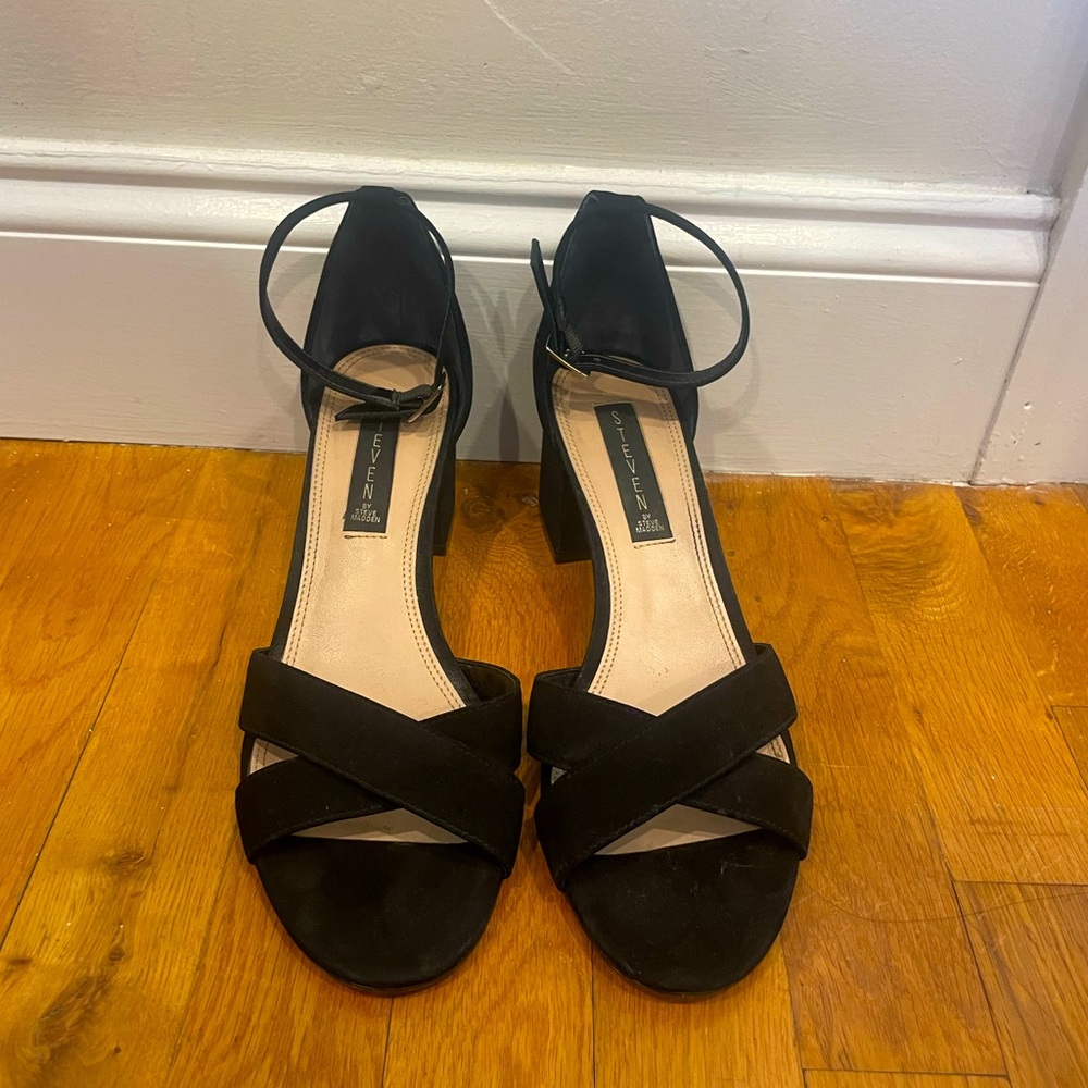 STEVE MADDEN BLACK SEUDE ANKLE STRAP BLOCK HEEL SANDLES